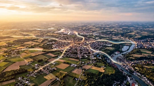 Vue aérienne d'une carte de la Belgique avec des points lumineux connectés représentant l'expansion d'un commerce local