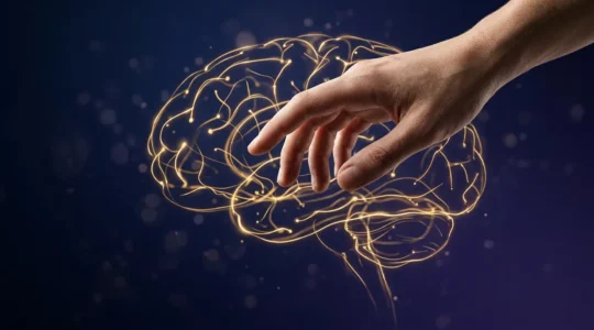 Main flottante au-dessus d'un écran invisible avec des motifs abstraits de connexions neuronales suggérant l'influence psychologique sur les décisions numériques